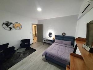 1 dormitorio con 1 cama de color púrpura y 1 silla en 원더풀하우스7호, en Papar