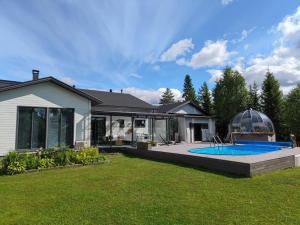 uma casa com uma piscina e um gazebo em Ski Villa Serena em Pyhäjoki
