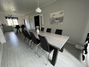 Un comedor con mesa y sillas de madera. en Ski Villa Serena, en Pyhäjoki 13 fotos más