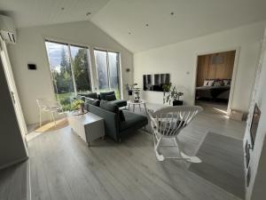 uma sala de estar com um sofá e uma mesa em Ski Villa Serena em Pyhäjoki