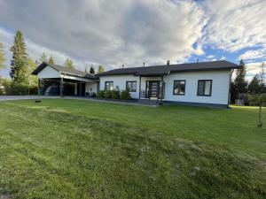 una gran casa blanca con un gran patio en Ski Villa Serena, en Pyhäjoki