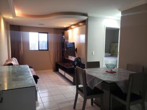 sala de estar con mesa y habitación con cama en Apt 2 QUARTOS, 2 WC, POINT DA JATIÚCA ACOMODA 9, en Maceió