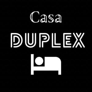 Una señal que dice Casa Durez y un inodoro en casa duplex en Vitória