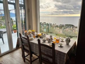 mesa de comedor con vistas al océano en SALOTTO SUL MARE, en Génova