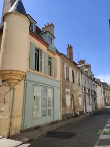 uma fila de edifícios antigos numa rua da cidade em L'Atelier de l'Artiste - Moulins Cœur de ville em Moulins