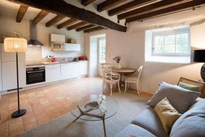 een woonkamer met een bank en een tafel bij MANOIR DU VAU D ARZ gîtes et chambres d hôtes avec piscine in Malansac