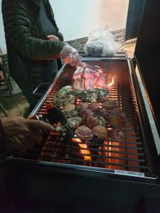 Eine Person kocht Essen auf einem Grill in der Unterkunft Iryang Stay in Goseong