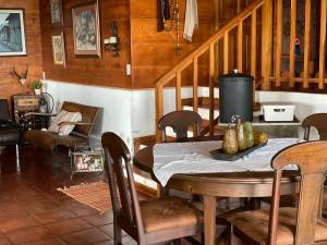 una sala da pranzo con tavolo e piano cottura di PROVENZA en Los Naranjos a Juayúa Altre 32 foto