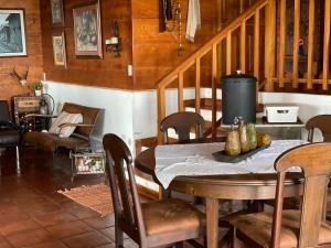 a dining room with a table and a stove at PROVENZA en Los Naranjos in Juayúa