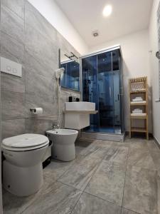 W łazience znajduje się toaleta, umywalka i prysznic. w obiekcie Re Carlo Rooms w Katanii