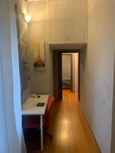 um pequeno escritório com uma secretária e uma cadeira vermelha em O' Sapunariello-Casa Vacanze em Nápoles