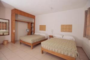 ein Hotelzimmer mit 2 Betten in einem Zimmer in der Unterkunft Casa Amaiur in Huichapan