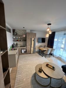 een keuken en een woonkamer met een tafel en een keuken bij Apartment Bjelasnica Mara in Bjelašnica