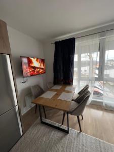 een keuken met een eettafel en een raam bij Apartment Bjelasnica Mara in Bjelašnica