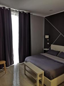 Ένα ή περισσότερα κρεβάτια σε δωμάτιο στο Re Carlo Rooms +65 φωτογραφίες