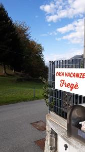 Casa vacanze Fregè في Castione Andevenno: a sign that reads casa wavennessageyagencyclassicatory