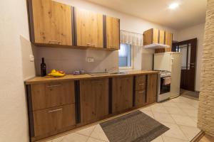 Kuchyň nebo kuchyňský kout v ubytování Apartman Mihelčić