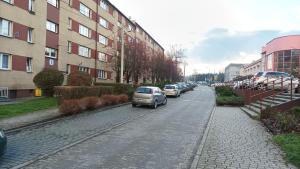 een auto geparkeerd in een straat naast een gebouw bij Apartament Sztygara in Mikołów