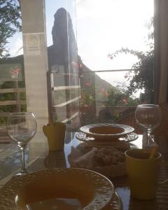 una mesa con platos y copas de vino encima en CASA DE MARCELINO - Hospedagem Domiciliar em Fernando de Noronha en Fernando de Noronha