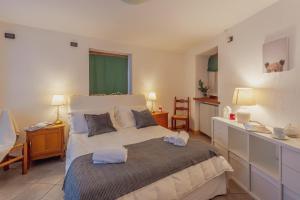 Un dormitorio con una cama con dos toallas encima. en LA LEITERY DU MONT BLANC 1 - Comfort e Posto auto - COUR 0140, en Courmayeur