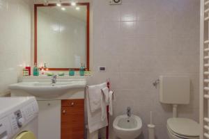 een badkamer met een wastafel, een toilet en een spiegel bij LA LEITERY DU MONT BLANC 1 - Comfort e Posto auto - COUR 0140 in Courmayeur +17 foto's