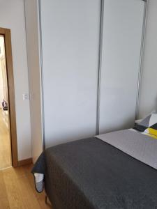 Tempat tidur dalam kamar di Apartman Suzi