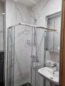 Kamar mandi di Apartman Suzi