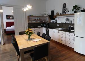 Kuchyňa alebo kuchynka v ubytovaní Casa Nostra - Ausgefallene Wohnung am Augarten + 8 fotografií