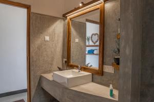 uma casa de banho com um lavatório e um espelho em Eagle View villa em Ella