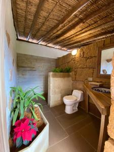 łazienka z toaletą i umywalką w obiekcie El Principito Hospedaje w mieście Barichara