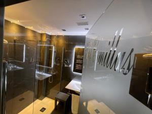 y baño con 2 lavabos y ducha. en Hotel Comillas, en Comillas 37 fotos más