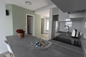 Kuchyňa alebo kuchynka v ubytovaní Zsolna Apartman