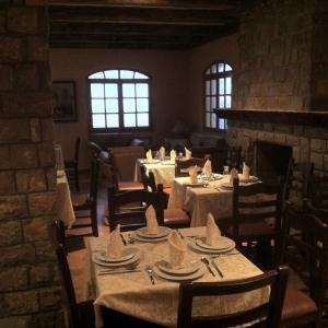 מסעדה או מקום אחר לאכול בו ב-La Rose Blanche