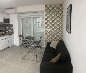 Afbeelding uit fotogalerij van CHOPIN’studio BALNEO’2pers in Chasse-sur-Rhône