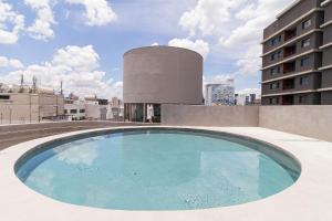 una piscina en la azotea de un edificio en Vossa Bossa Chez Frei Caneca, en São Paulo