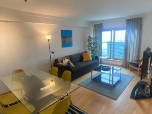 een woonkamer met een bank en een tafel bij Suites Panoramic - River View in Lissabon