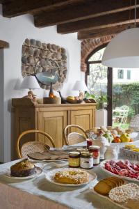 a table with food on it in a kitchen at Il Relais dell'Abbazia in Verona