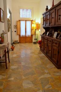 duży salon z kamienną podłogą i stołem w obiekcie L'Acchiappasogni we Florencji +28 zdjęć