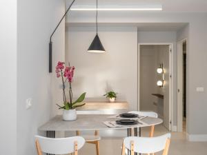 uma cozinha e sala de jantar com mesa e cadeiras em Evans Luxurious Apartment 3 em Heraclião