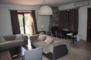 - un salon avec un canapé et une table dans l'établissement Moutoullas Apartment, à Nicosie