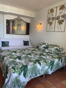 une chambre avec un grand lit avec des oreillers dessus dans l'établissement Location saisonnière vue Mer à TARTANE, à La Trinité
