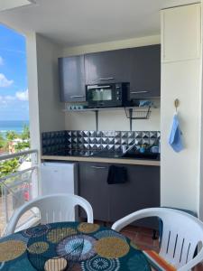 Cuisine ou kitchenette dans l'établissement Location saisonnière vue Mer à TARTANE