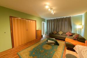 Prostor za sedenje u objektu Comfortable 3 Room apartment, ideal for Messe fair