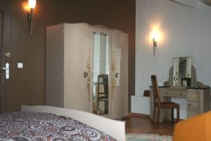 Schlafzimmer mit einem Bett, einem Schreibtisch und einem Stuhl in der Unterkunft La Jeannette Gîte de Charme in Chabeuil