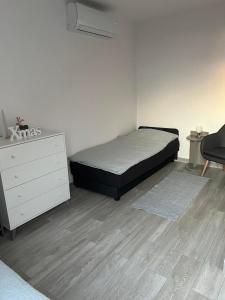Posteľ alebo postele v izbe v ubytovaní Zsolna Apartman