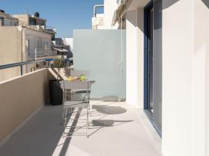 een kleine tafel op het balkon van een gebouw bij Evans Luxurious Apartment 2 in Heraklion