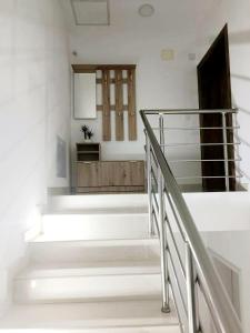 eine Treppe in einem Haus mit weißen Wänden in der Unterkunft Gold Apartment in Strumica