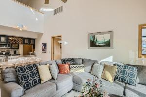 Χώρος καθιστικού στο Lake Forest 304F Condo