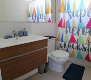Un baño de ARRIENDOCASAPUCON 10 fotos más