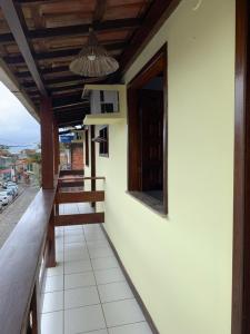 - Balcón con mesa y bancos en un edificio en Pousada Sol & Mar, en Itacaré